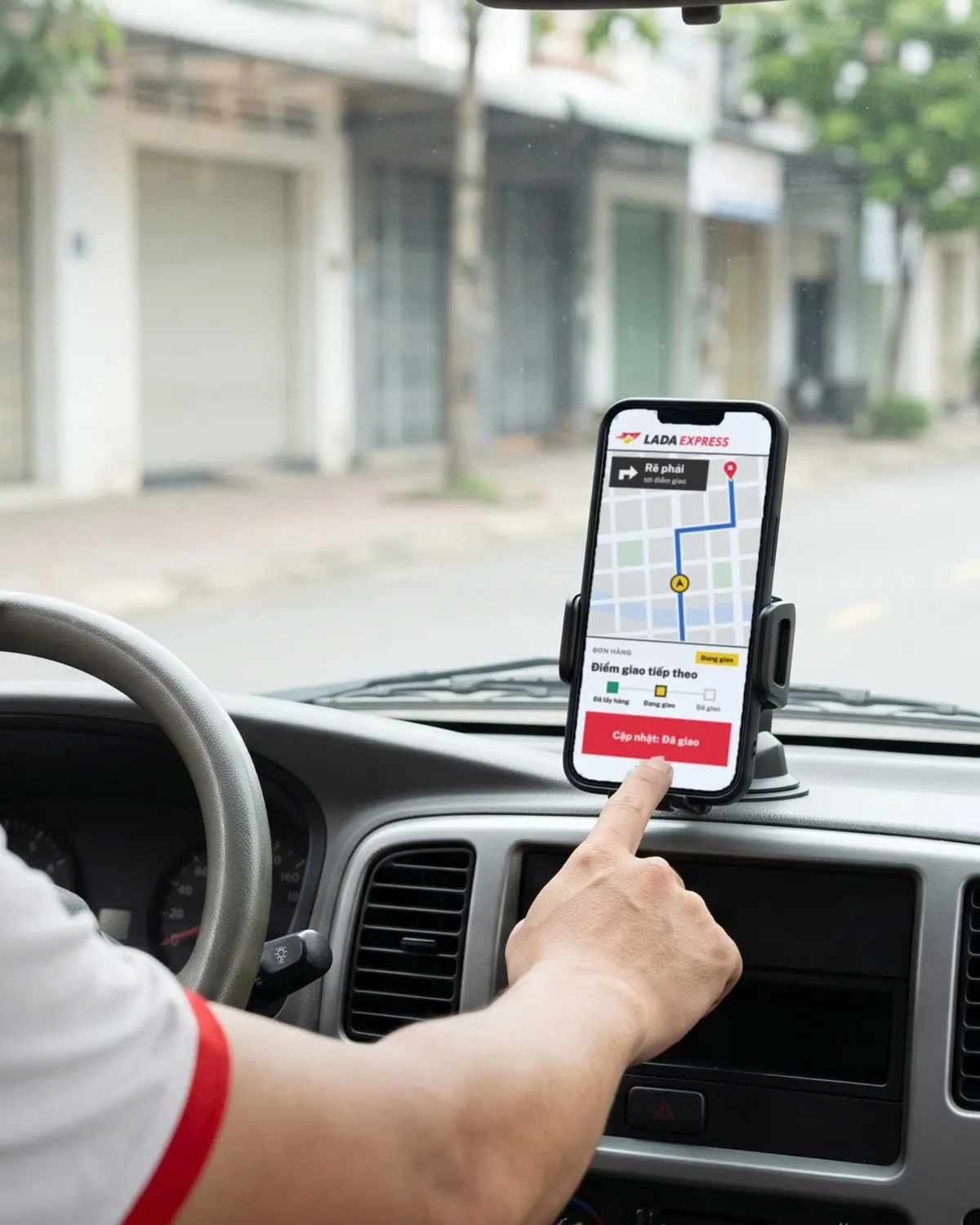 Quản lý khu vực LADA hướng dẫn nhân viên bưu cục